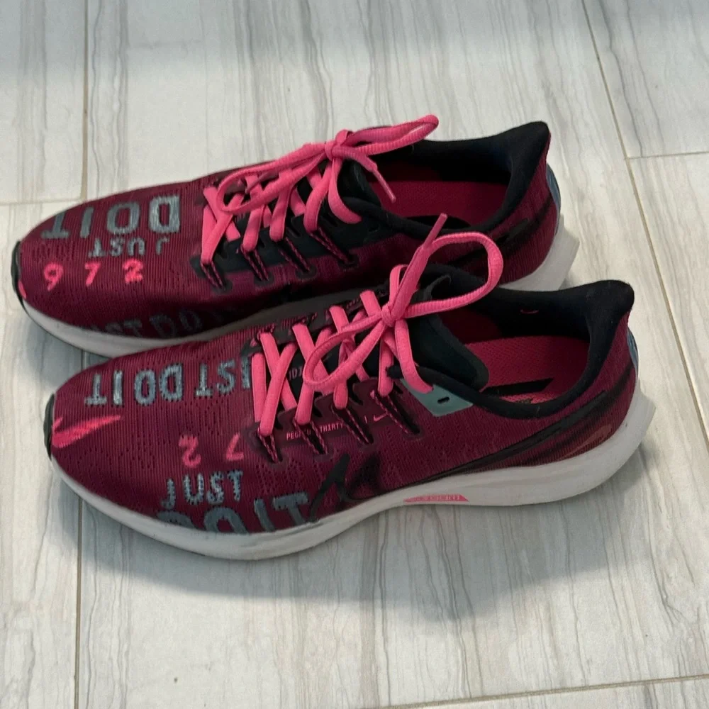 NIKE PEGASUS ZOOM RUNNING SNEAKERS  SZ 9M Sneakers. Cranberry/Blk